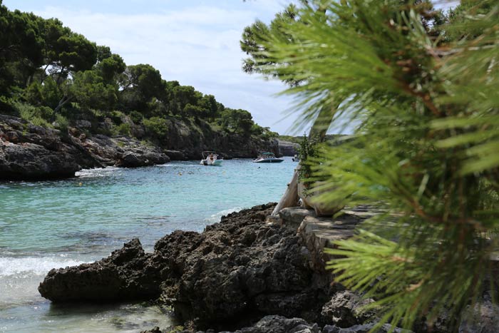 Immer wieder finden Boote und Jachten den Weg in die Cala Mitjana