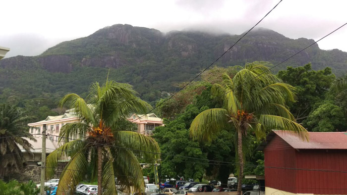 Wolken stoppen an einem Berg auf den Seychellen